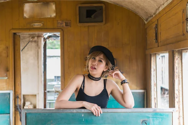 Retrato Hermosa Mujer Asiática Nuevo Look Con Pelos Cortos Tren —  Fotos de Stock