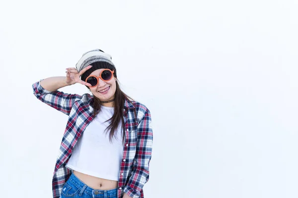 Portret Van Mooie Aziatische Hipster Meisje Witte Muur Achtergrond — Stockfoto