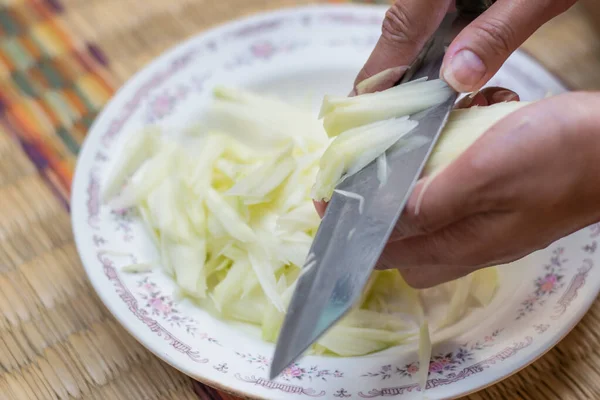 Do mangoes salad,knife,hand