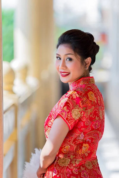 Retrato Hermosa Mujer Asiática Vestido Cheongsam Tailandia Personas Concepto Feliz — Foto de Stock