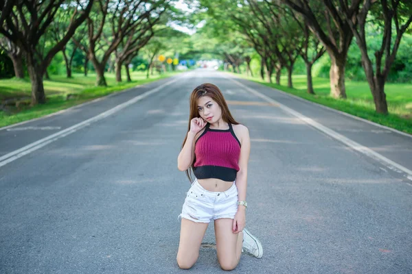 Retrato Menina Asiática Sentar Estrada Árvores Túnel Bela Mulher Tailandesa — Fotografia de Stock