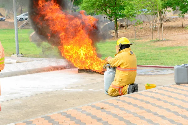 Thailand April 2016 Brandtraining Durch Einen Feuerwehrmann Der Sorgfältig Synchrotron — Stockfoto