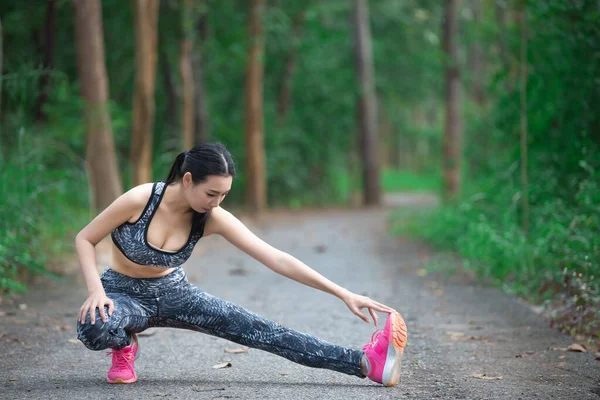 Asiatica Donna Sportiva Stretching Corpo Respirazione Aria Fresca Nel Parco — Foto Stock