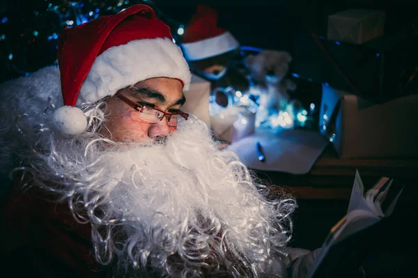 Portret Van Happy Santa Clausule Lezen Boek Vrolijk Kerstconcept — Stockfoto