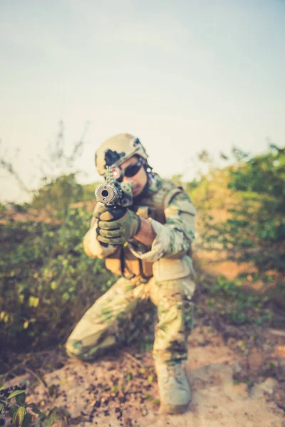 Tentara Menodongkan Pistol Musuh Fokus Selektif — Stok Foto