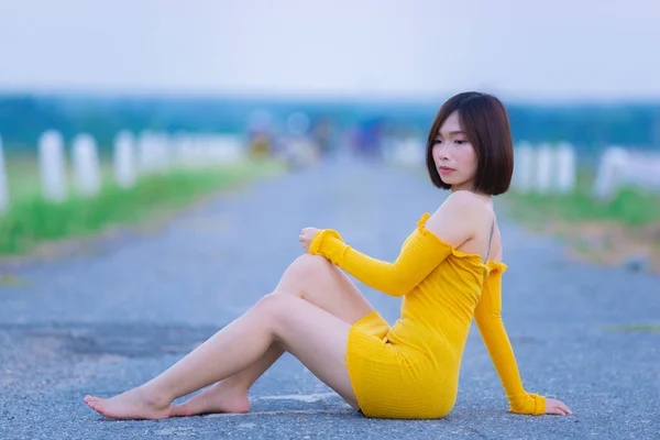 泰国人民在田野里穿着黄色连衣裙的美丽亚洲女人的画像 — 图库照片