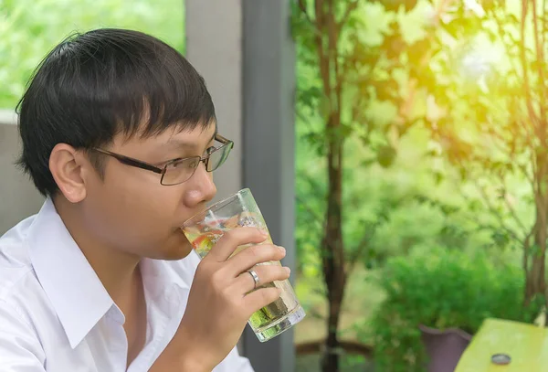 ガラスの水を飲むアジアの若者 — ストック写真
