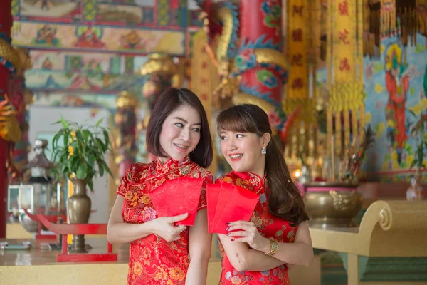 Cheongsam Elbiseli Güzel Asyalı Kadın Portresi Tayland Halkı Mutlu Çin — Stok fotoğraf