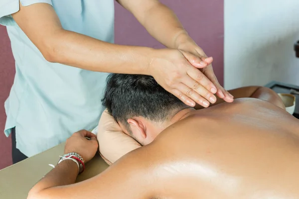 Close Aziatische Man Krijgen Massage Spa Selectieve Focus — Stockfoto