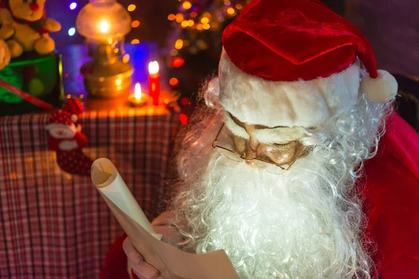 Papá Noel Sosteniendo Papel Leerlo Concepto Feliz Navidad —  Fotos de Stock