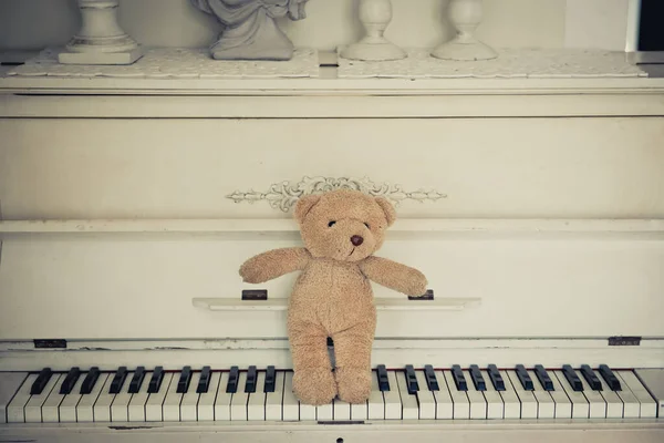 Orsacchiotto Vecchio Pianoforte Legno Stile Vintage — Foto Stock