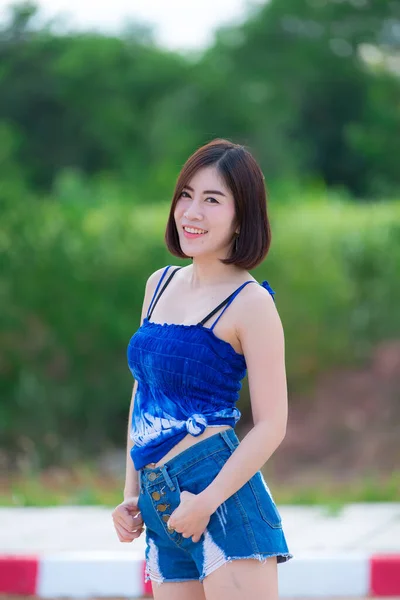 Retrato Bela Mulher Asiática Cabelo Dourado Livre Conceito Mulher Feliz — Fotografia de Stock