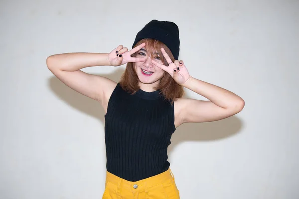 Cool Chica Hipsters Asiáticos Posando Para Tomar Una Foto Estilo —  Fotos de Stock