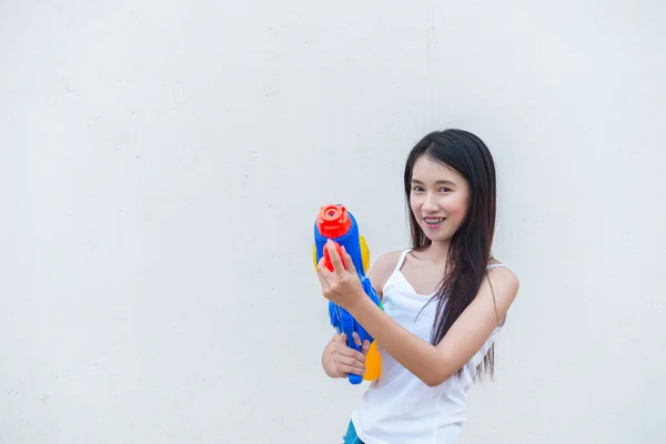 Азійська Жінка Водяним Пістолетом Руках Білому Тлі День Пісні Таїланді — стокове фото