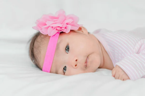 Lindo Asiático Bebé Chica Con Flor Diadema Mentira Cama Rosa —  Fotos de Stock