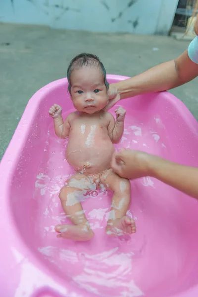 Yakın Plan Asyalı Bebek Duş — Stok fotoğraf