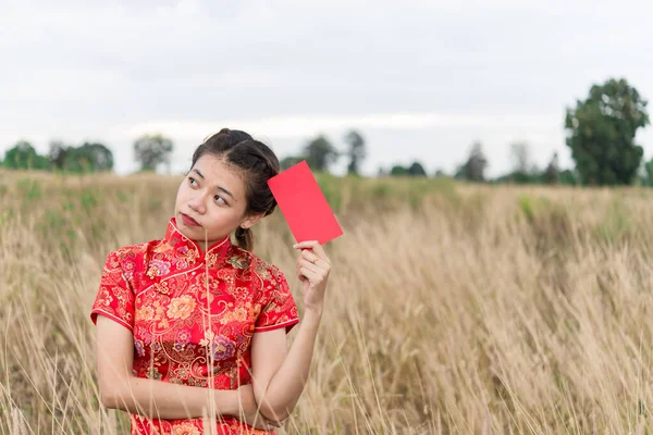 Asiatin Posiert Feld Mit Roten Umschlägen Der Hand Frohes Chinesisches — Stockfoto