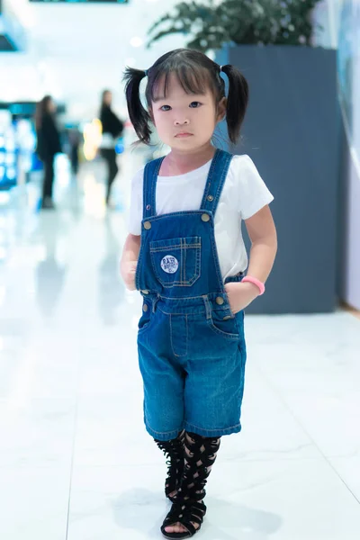 亚洲女孩的肖像摆姿势拍照 泰国人 时尚小孩的概念 — 图库照片