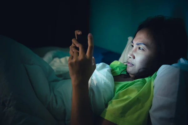 Mujer Asiática Jugar Smartphone Cama Por Noche Tailandia Personas Adicto — Foto de Stock