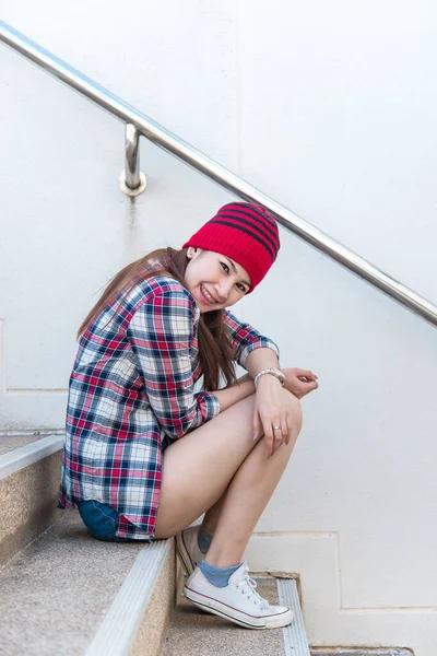 Πορτρέτο Του Όμορφου Ασιάτη Hipster Κορίτσι Στο Φόντο Σκάλα — Φωτογραφία Αρχείου