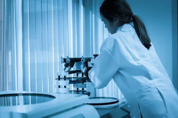 Female Asian Scientist Working Lab Experiment Customer Using Formula — Stock Photo, Image