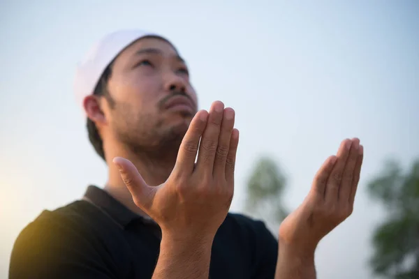 Silhouet Jonge Aziatische Moslim Man Biddend Bij Zonsondergang Ramadan Festival — Stockfoto