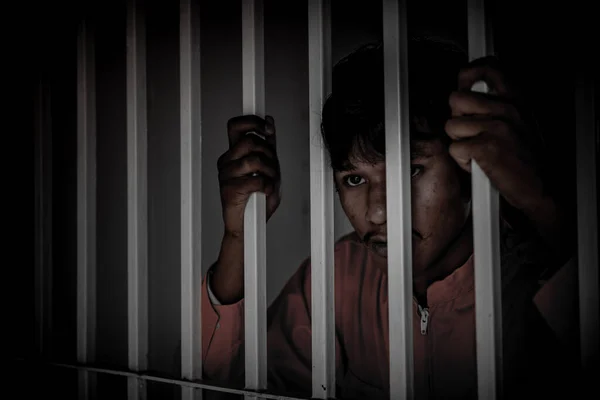 Asiatische Männer Die Verzweifelt Versuchen Das Eiserne Gefängnis Fangen Gefangenenkonzept — Stockfoto