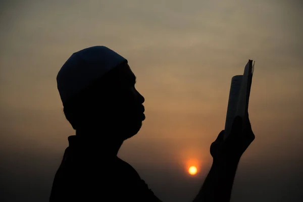 Silhouette Νεαρός Ασιάτης Μουσουλμάνος Προσεύχεται Στο Ηλιοβασίλεμα Ραμαζάνι Έννοια Φεστιβάλ — Φωτογραφία Αρχείου