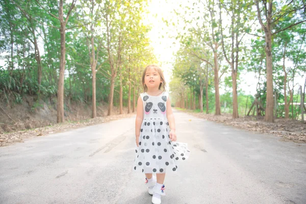 Zbliżenie Touchy Little Cute Girl Drodze Okolicznych Sosen Jasne Światło — Zdjęcie stockowe