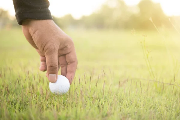 Kéz Ázsiai Golfozó Kezében Golf Gyep Thaiföld Emberek Golfozni Naplementekor — Stock Fotó