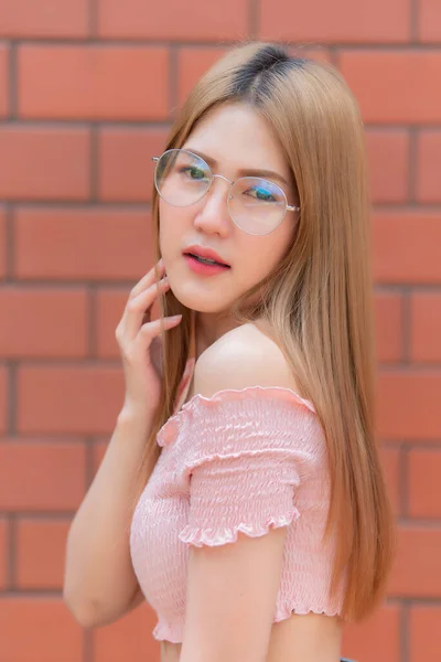 Retrato Bela Menina Asiática Chique Desgaste Vestido Preto Pose Para — Fotografia de Stock