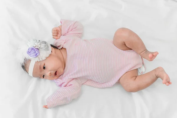 Bonito Ásia Bebê Menina Mentira Cama Rosa Vestido — Fotografia de Stock