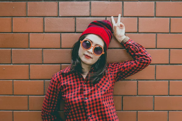 Porträt Asiatische Hipster Mädchen Auf Backsteinwand Hintergrund — Stockfoto