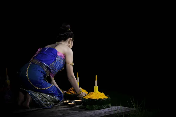 Retrato Hermosa Mujer Asiática Vestido Tailandés Tradicional Rezando Celebrar Kratong —  Fotos de Stock