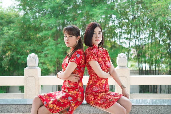 Retrato Duas Mulheres Asiáticas Bonitas Vestido Cheongsam Tailândia Pessoas Conceito — Fotografia de Stock