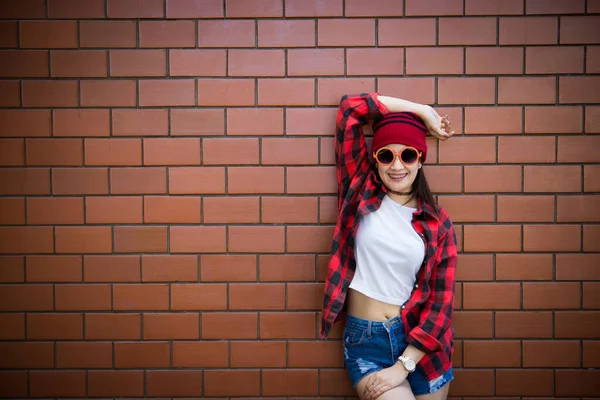 Porträt Asiatische Hipster Mädchen Auf Backsteinmauer Hintergrund Lebensstil Der Thailändischen — Stockfoto