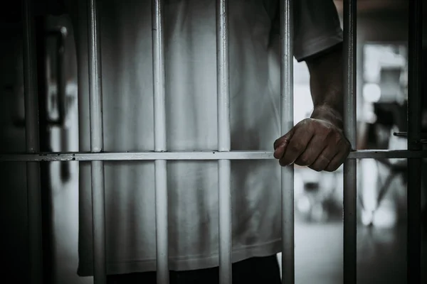 Руки Человека Отчаянно Пытающегося Поймать Железную Тюрьму Концепцию Заключенных Таиландцев — стоковое фото