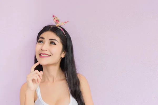 性感的亚洲女人摆出姿势拍一张粉色背景的照片 — 图库照片