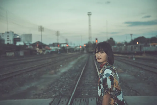 Portret Van Aziatische Hipster Meisje Zonsondergang Bij Spoorweg Vintage Stijl — Stockfoto