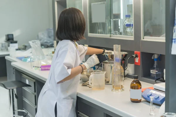 Vědec Mix Chemikálií Aby Experiment Laboratoři Směs Tkaniny Vzorky Zkumavky — Stock fotografie