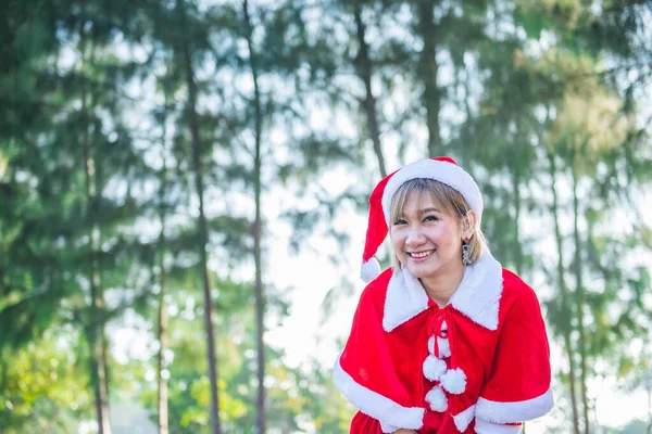 Hermosa Joven Asiática Mujer Santa Claus Ropa Aire Libre —  Fotos de Stock