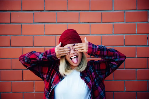 Porträt Asiatische Hipster Mädchen Auf Backsteinmauer Hintergrund Sie Tragen Orangefarbene — Stockfoto