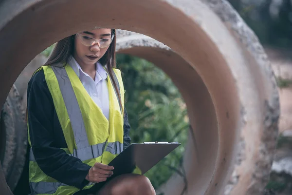 Asiatischer Ingenieur Der Auf Der Baustelle Eines Großen Bauprojekts Arbeitet — Stockfoto