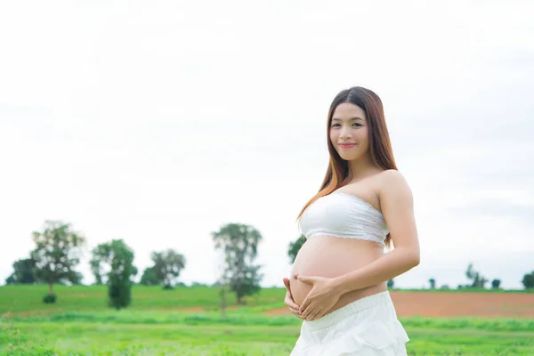 Retrato Mujer Embarazada Joven Aire Libre —  Fotos de Stock