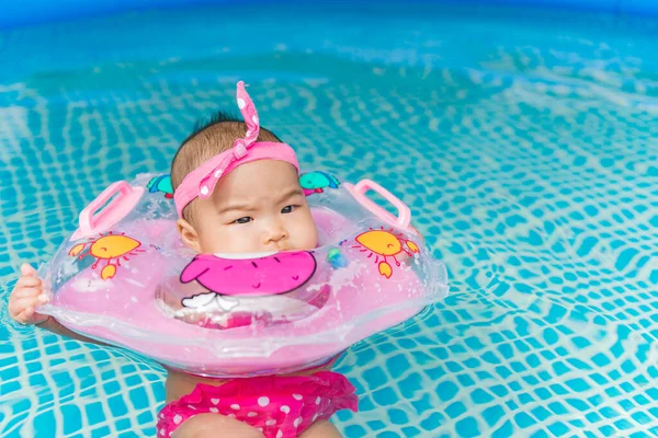 Bambina Nuotare Piscina Concetto Sano — Foto Stock