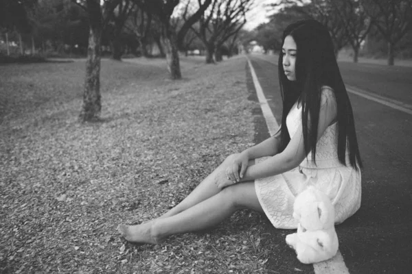 Triste Mulher Asiática Sentar Estrada Lateral Com Ursinho Pelúcia Branco — Fotografia de Stock