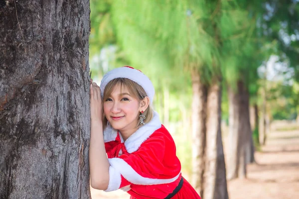 Bella Giovane Donna Asiatica Vestiti Babbo Natale All Aperto — Foto Stock