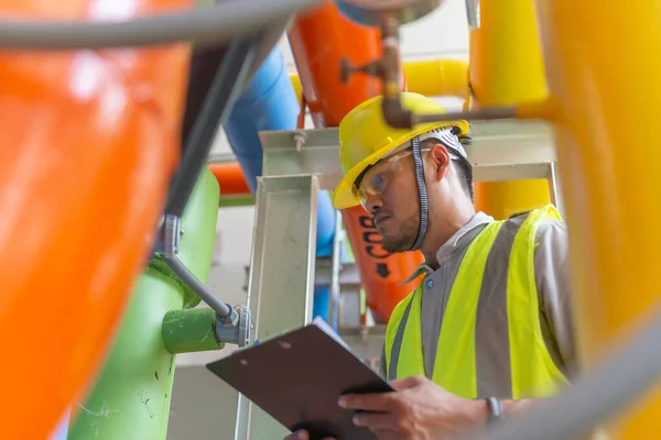 Ingeniero Asiático Con Gafas Que Trabajan Sala Calderas Comprobación Mantenimiento — Foto de Stock