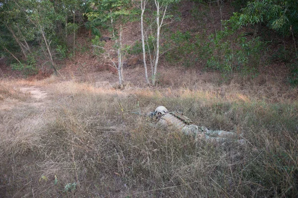 Camuflagem Militar Para Encontrar Oportunidades Para Atirar Inimigos Grama Conceito — Fotografia de Stock