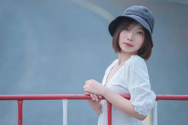 Retrato Hermosa Mujer Asiática Joven Usar Vestido Blanco Aire Libre — Foto de Stock